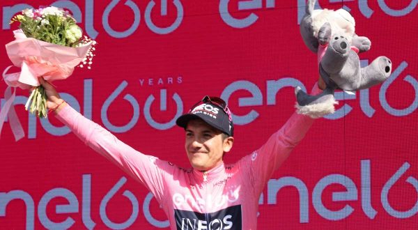 Buitrago vince la 17^ tappa del Giro, Carapaz resta in rosa