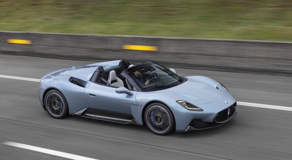 Nuova MC20 Cielo, la super sportiva Maserati diventa spyder