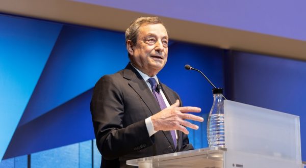 Draghi sente Zelensky, discussa questione sblocco export grano