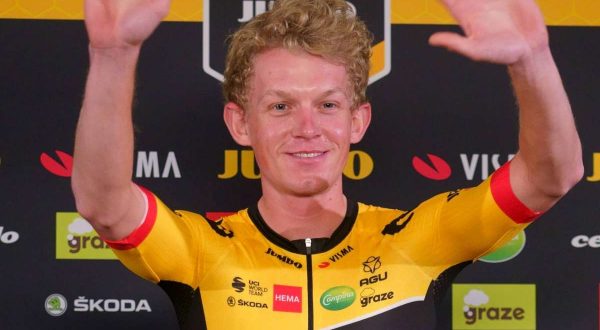 Bouwman fa il bis al Giro, Carapaz ancora in maglia rosa