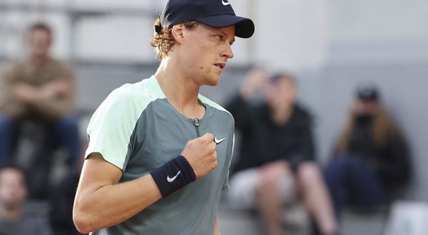 Sinner approda agli ottavi del Roland Garros