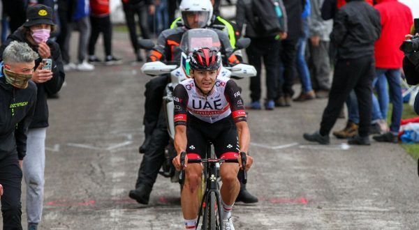 Covi vince la 20^ tappa, Hindley nuova maglia rosa