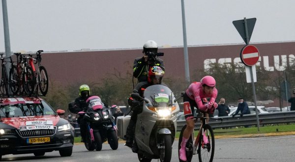 Hindley vince il Giro d’Italia, ultima tappa a Sobrero