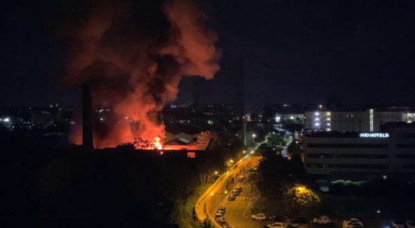 Incendio negli stabilimenti dell’ex Mira Lanza di Roma