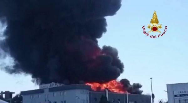 In fiamme un deposito di vernici vicino Roma