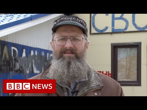 One Russian’s anti-war protest on side of his shopping centre – BBC News