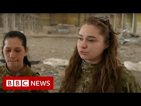 The Ukrainian volunteers picking up guns to fight Russia – BBC News