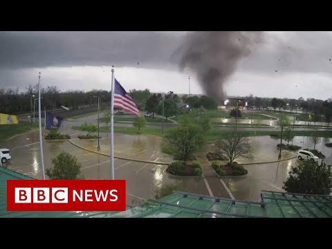 CCTV captures Kansas tornado churning in car park – BBC News