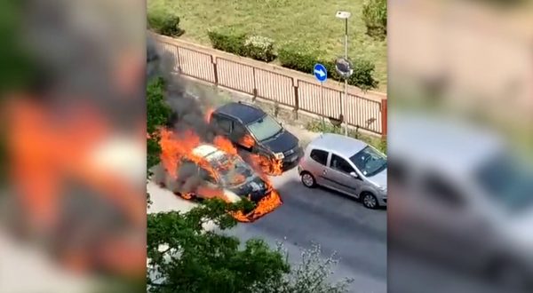 Palermo, auto si incendia in strada. Tragedia sfiorata