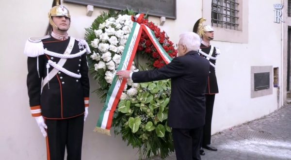 Moro, Mattarella depone corona di fiori in via Caetani