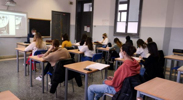 Scuola, le nuove misure su mascherine e distanziamento per gli esami