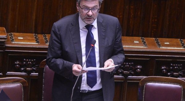 Giorgetti “Individuare altre misure contro il caro-carburanti”