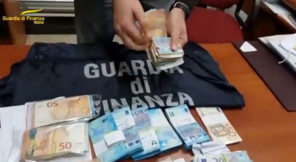 Roma, estorsione per rinnovo affitti in centro commerciale, 3 arresti