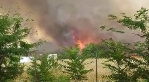 Incendio a Roma, case evacuate e intossicati