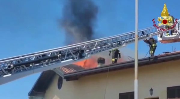 Incendio in una palazzina nel Comasco,  Vigili del Fuoco domano fiamme