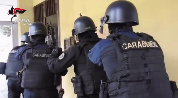 Carabinieri tra i bagnanti arrestano latitante nel napoletano