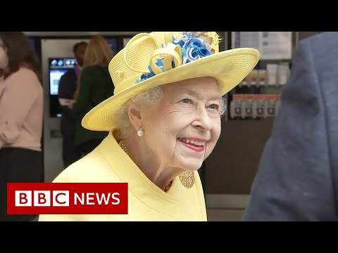 How the Queen’s style has changed throughout her 70-year reign – BBC News