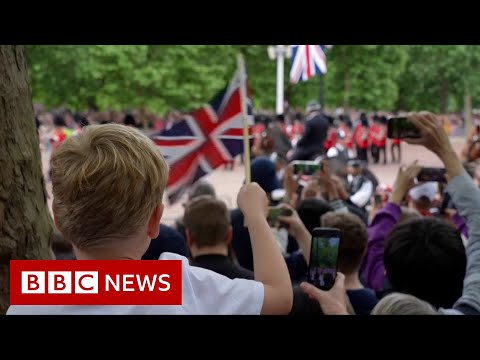 Trooping the Colour celebrated by Platinum Jubilee crowds - BBC News