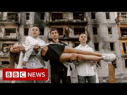 Ukraine high school students pose in prom dresses among ruins – BBC News