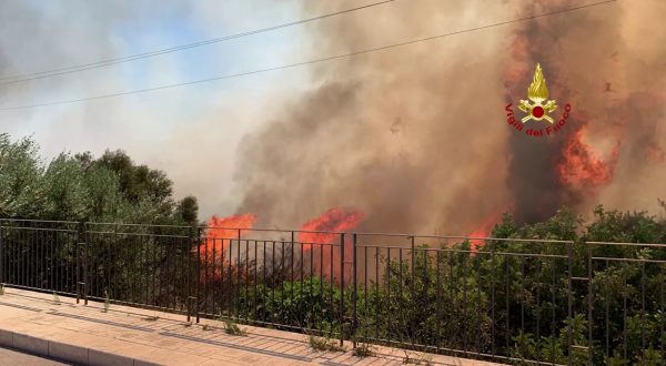 Vasto incendio minaccia abitazioni nel Ragusano