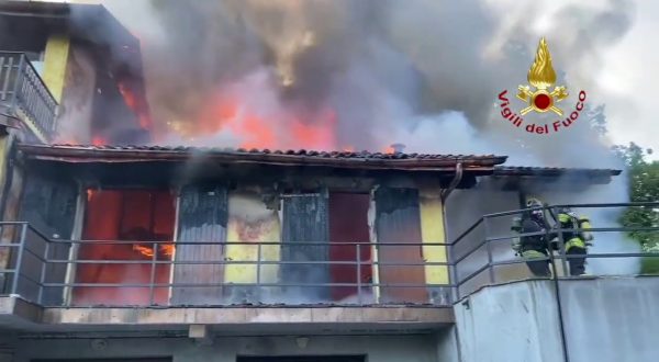 Varese, casa in fiamme, due feriti nel tentativo di spegnere fuoco