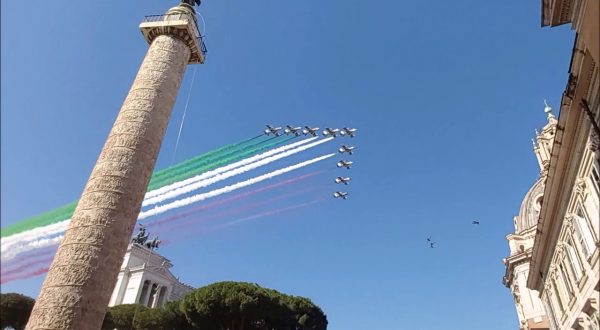 Festa della Repubblica, le Frecce Tricolori solcano i cieli di Roma