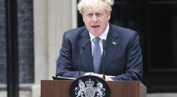 Boris Johnson si dimette “Serve un nuovo leader. Nessuno è indispensabile”