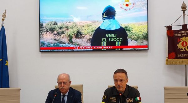 Palermo, i Vigili del Fuoco presentano il Vademecum su incendi boschivi