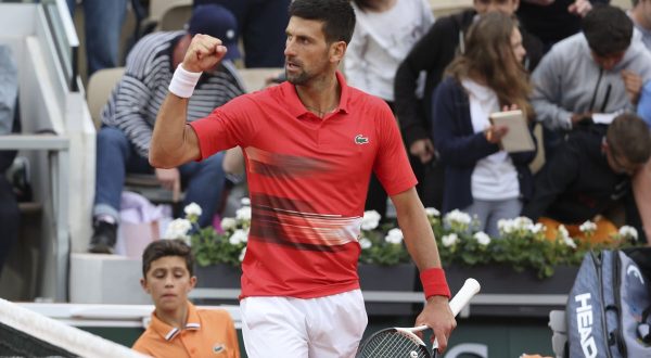 Djokovic batte Norrie in rimonta, finale a Wimbledon con Kyrgios