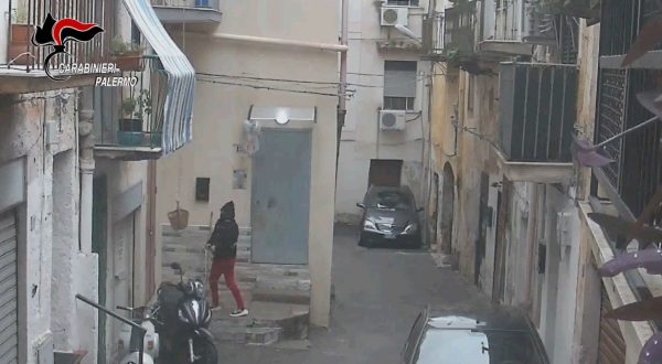 Droga calata con un cesto dal balcone, arresti tra Palermo e Monreale