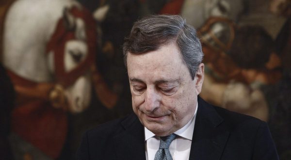 A Draghi l’applauso della Camera, il premier sale al Colle