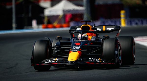 Formula 1, Verstappen vince in Francia, Leclerc out