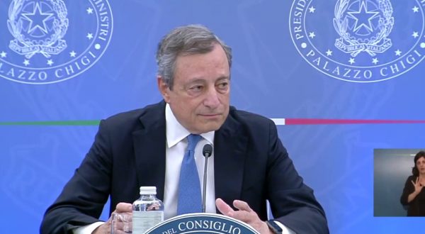 Governo, Mario Draghi si dimette