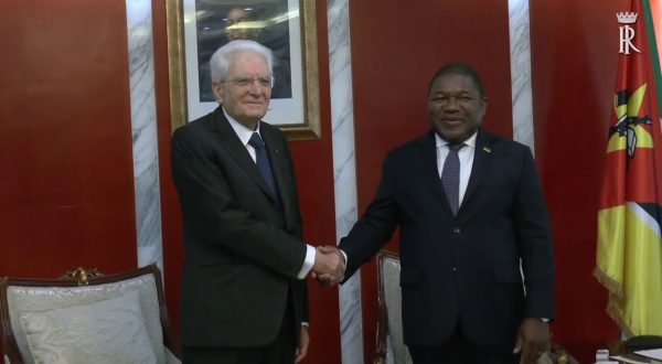 Mattarella ricevuto dal presidente del Mozambico