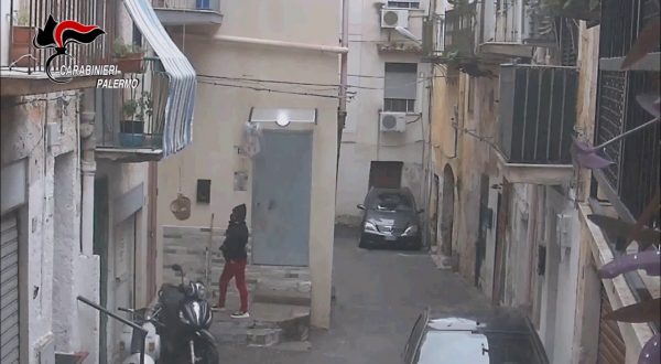 Droga calata con un cesto dal balcone, arresti nel Palermitano