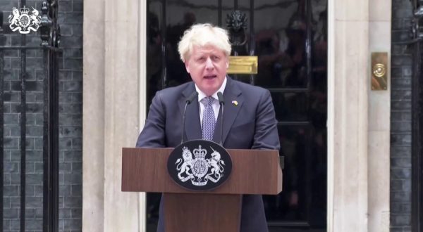 Regno Unito, Johnson si dimette. “Nessuno è indispensabile”