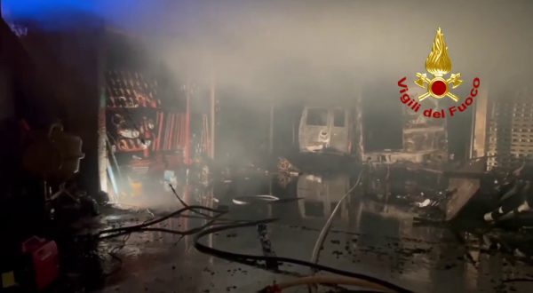 In fiamme magazzino di fuochi d’artificio nel Napoletano