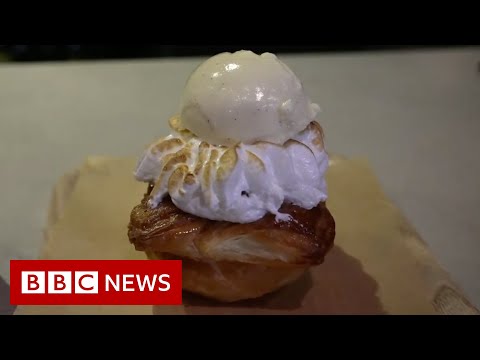 Ukrainian bakery creates cake in honour of UK’s Boris Johnson – BBC News