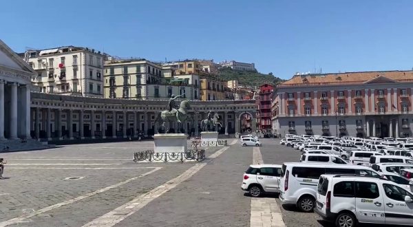 Napoli, sciopero taxi, centinaia di auto occupano piazza Plebiscito