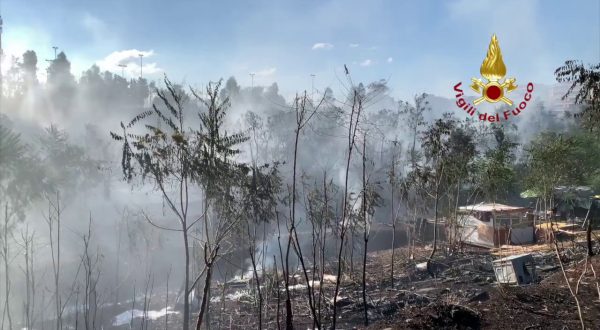 Incendio Roma, prosegue intervento vigili del fuoco