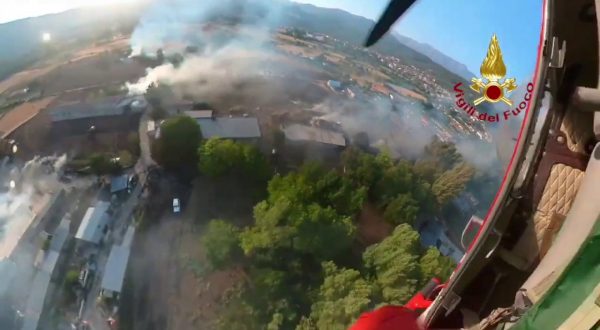 Domato incendio a Paganica con l’ausilio di un elicottero