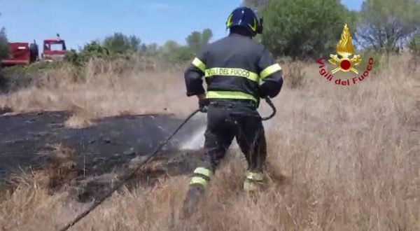 Doppio incendio a Loiri in Sardegna, paura per alcune abitazioni