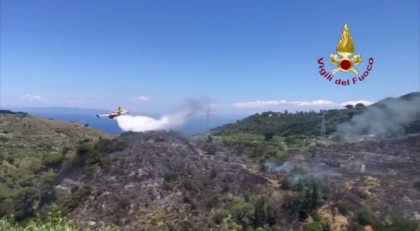 Vasto incendio nel Messinese, in azione un canadair e un elicottero