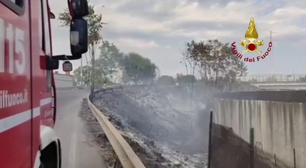 Spento il rogo nel deposito di automezzi nel Catanese