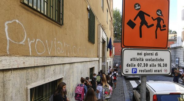 Pubblicate le regole per la scuola, mascherine solo per alunni fragili