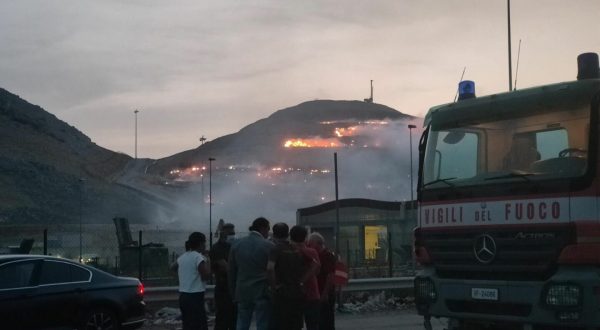 Sicilia nella morsa del fuoco, a Palermo brucia la discarica di Bellolampo