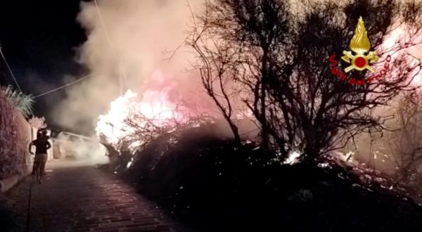 Incendi in Sicilia, roghi a Lipari, Palermo e nel trapanese