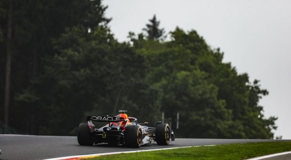 Verstappen vola a Spa ma partirà dalle retrovie con Leclerc