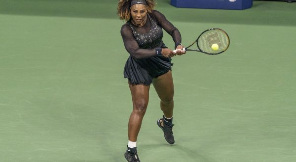 Agli Us Open tributo a Serena, Che supera il primo turno