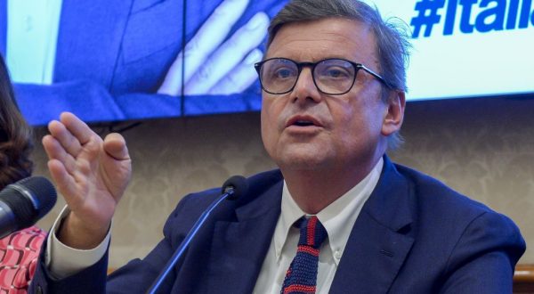 Calenda “Sganciare prezzo del gas e 10 miliardi per taglio bollette”